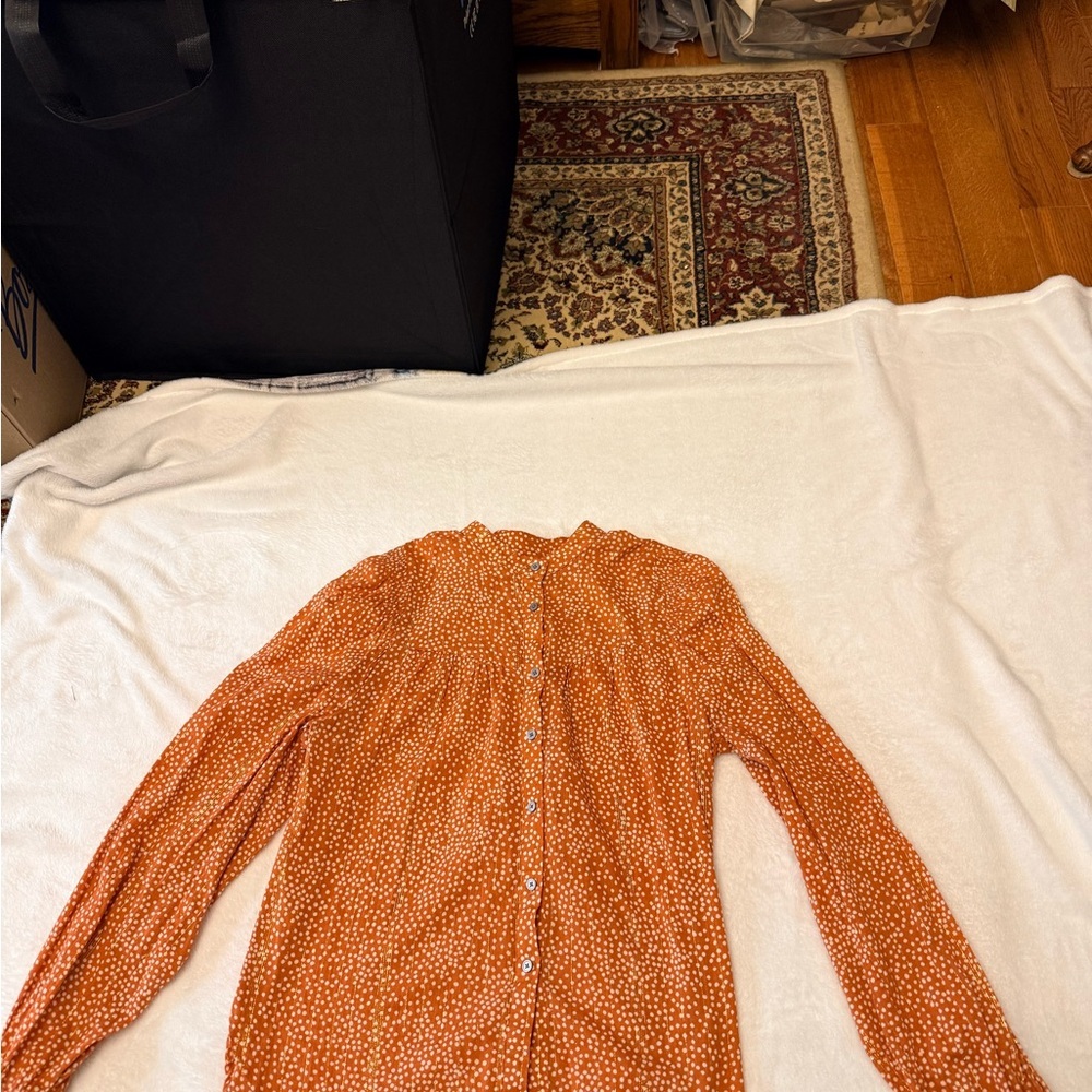 LOFT Womens Orange Dot Print Metallic Thread Long Sleeve Shirt
Size XSmall NEW - Picture 2 of 9
